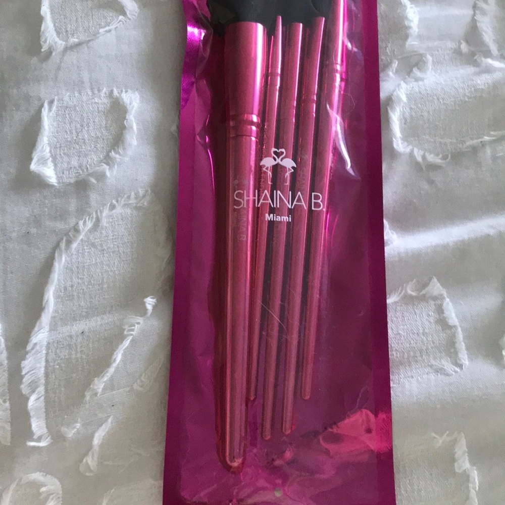 SHANA B. Make up Brushes 😎🌷🌺 - Picture 7 of 7